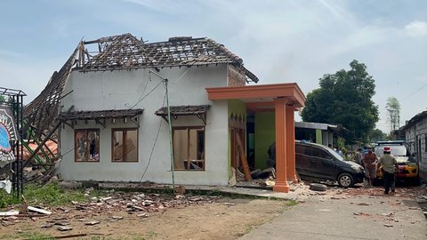 FOTO: Dahsyatnya Ledakan Rumah Polisi di Mojokerto, Bangunan Luluh Lantak dan Dua Orang Tewas