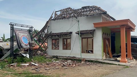 FOTO: Dahsyatnya Ledakan Rumah Polisi di Mojokerto, Bangunan Luluh Lantak dan Dua Orang Tewas