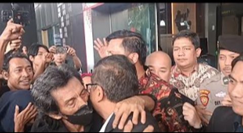 Senyum Hasto Kristiyanto usai Diperiksa KPK, Simpatisan Memeluk Sambil Teriak Merdeka