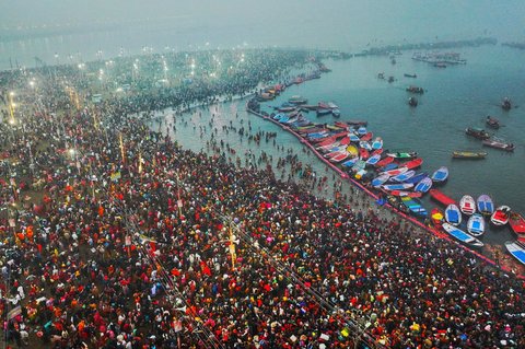 Peziarah melakukan ritual suci di Sangam, pertemuan Sungai Gangga dan Sungai Yamuna dengan Sungai Saraswati yang mistis dan tak terlihat, selama Maha Kumbh Mela 2025 di Prayagraj, India, Senin (13/1/2025).