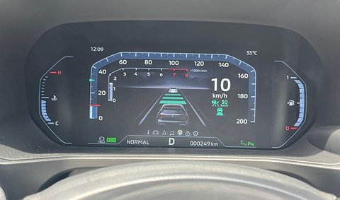 Adaptive Cruise Control (ACC) pada Mitsubishi Xforce Ultimate DS dapat berfungsi pada kecepatan rendah hingga saat kendaraan berhenti.