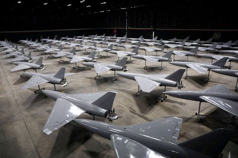Sejumlah drone ditampilkan dalam upacara  penyerahan 1.000 drone baru untuk unit tempur militer Iran di lokasi yang dirahasiakan di Iran,  pada 13 Januari 2025.