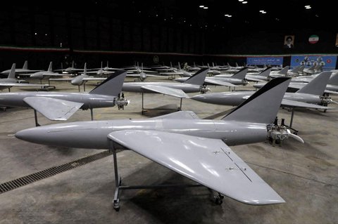 Sejumlah drone ditampilkan dalam upacara  penyerahan 1.000 drone baru untuk unit tempur militer Iran di lokasi yang dirahasiakan di Iran,  pada 13 Januari 2025.