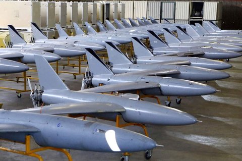 Sejumlah drone ditampilkan dalam upacara  penyerahan 1.000 drone baru untuk unit tempur militer Iran di lokasi yang dirahasiakan di Iran,  pada 13 Januari 2025.