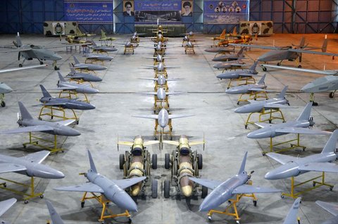 Sejumlah drone ditampilkan dalam upacara  penyerahan 1.000 drone baru untuk unit tempur militer Iran di lokasi yang dirahasiakan di Iran,  pada 13 Januari 2025.