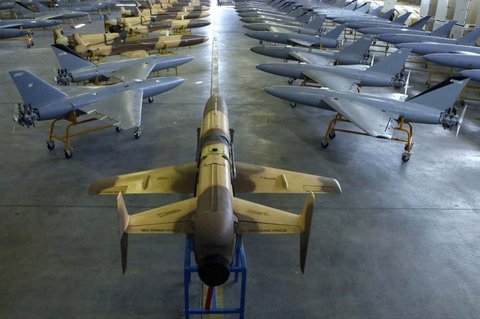 Sejumlah drone ditampilkan dalam upacara  penyerahan 1.000 drone baru untuk unit tempur militer Iran di lokasi yang dirahasiakan di Iran,  pada 13 Januari 2025.