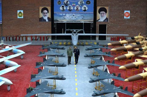 Sejumlah drone ditampilkan dalam upacara  penyerahan 1.000 drone baru untuk unit tempur militer Iran di lokasi yang dirahasiakan di Iran,  pada 13 Januari 2025.