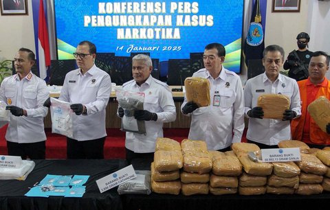 Kepala Badan Narkotika Nasional Repulik Indonesia (BNN RI) Komjen  Marthinus Hukom (tiga kiri) menunjukkan barang bukti dalam konferensi pers terkait pengungkapan peredaran narkotika di Kantor BNN RI, Jakarta, Selasa (14/1/2025).