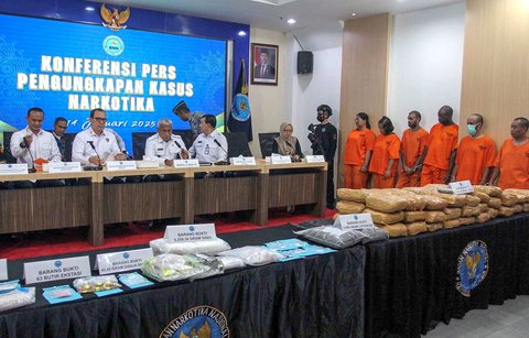 Tim gabungan yang terdiri dari Badan Narkotika Nasional (BNN) RI, BNN Provinsi, Direktorat Jenderal Bea dan Cukai Kementerian Keuangan, serta Kementerian Imigrasi dan Pemasyarakatan (Imipas) berhasil mengamankan 60,19 kilogram narkoba. Barang terlarang ini disita dari 11 kasus tindak pidana narkotika yang terungkap pada awal Januari 2025.