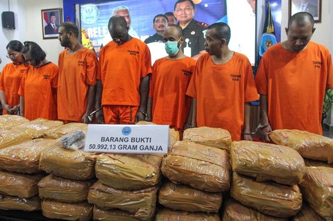 Menurut I Wayan, dari total 44 tersangka yang ditangkap, terdapat beberapa di antaranya yang merupakan warga binaan pemasyarakatan (WBP) dan petugas rumah tahanan (rutan). Selain itu, 2 warga negara Thailand diamankan karena mencoba menyelundupkan narkotika jenis sabu melalui dubur dan 2 warga negara Yaman juga ditangkap karena terlibat dalam penyelundupan narkotika jenis cathinone dari Singapura ke Jakarta, Indonesia.