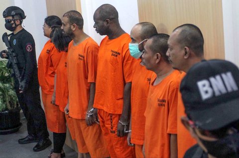 Penangkapan ini menjadi bukti bahwa peredaran gelap narkotika melibatkan jaringan lintas negara dan berbagai pihak, termasuk mereka yang seharusnya bertanggung jawab dalam menjaga aturan hukum.