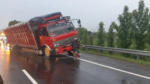 Kecelakaan yang melibatkan truk ODOL mengakibatkan terjadinya kemacetan di jalan raya.