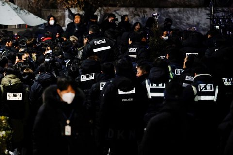 FOTO: Momen Dramatis Ribuan Polisi Gerebek Rumah Persembunyian Presiden Korsel Yoon Suk Yeol