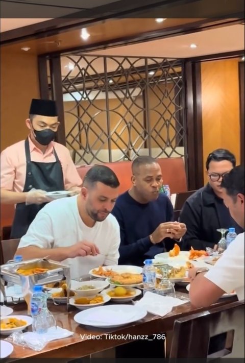 Patrick Kluivert Makan Nasi Padang, Ini Reaksinya Cicipi Rendang Khas Padang yang Bumbunya Medok