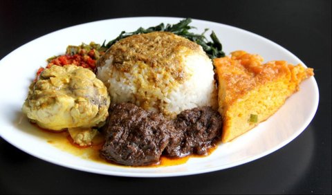 Patrick Kluivert Makan Nasi Padang, Ini Reaksinya Cicipi Rendang Khas Padang yang Bumbunya Medok