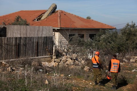 FOTO: Iron Dome Jebol, Rudal Pasukan Houthi Yaman Mendarat di Atap Rumah Warga Israel