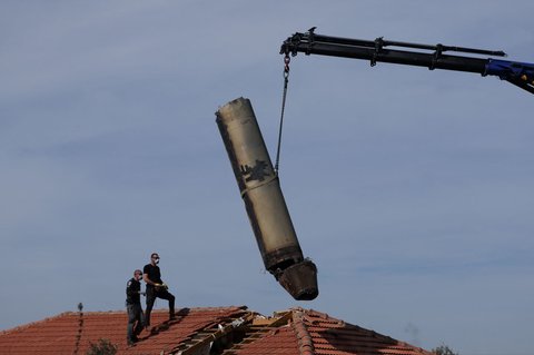 FOTO: Iron Dome Jebol, Rudal Pasukan Houthi Yaman Mendarat di Atap Rumah Warga Israel