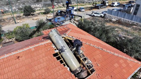 FOTO: Iron Dome Jebol, Rudal Pasukan Houthi Yaman Mendarat di Atap Rumah Warga Israel