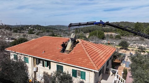 FOTO: Iron Dome Jebol, Rudal Pasukan Houthi Yaman Mendarat di Atap Rumah Warga Israel