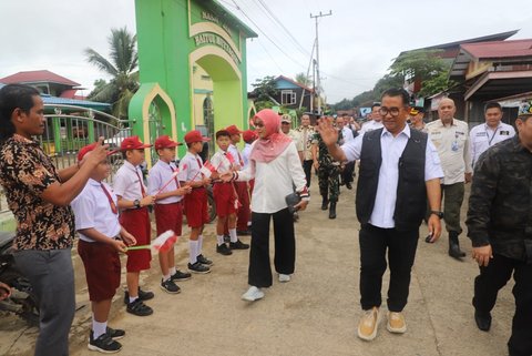 Pj Gubernur Kaltim Sapa Pelajar dan Salurkan Bantuan di Mahakam Ulu