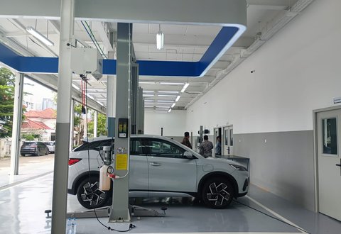 Agen resmi BYD Harmoni di Slipi.
