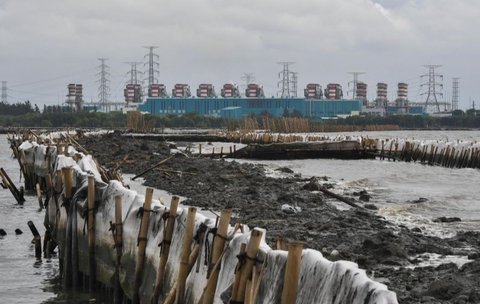 Pagar Laut di Perairan Utara Bekasi Disegel KKP