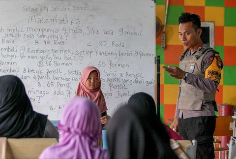 FOTO: Sosok Aiptu Agus Riyanto, Polisi Inspiratif Dirikan Sekolah Gratis untuk Anak-Anak Pemulung di Sudut Jakarta