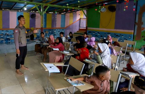 FOTO: Sosok Aiptu Agus Riyanto, Polisi Inspiratif Dirikan Sekolah Gratis untuk Anak-Anak Pemulung di Sudut Jakarta