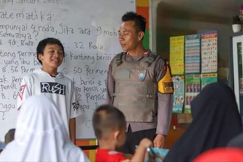 FOTO: Sosok Aiptu Agus Riyanto, Polisi Inspiratif Dirikan Sekolah Gratis untuk Anak-Anak Pemulung di Sudut Jakarta