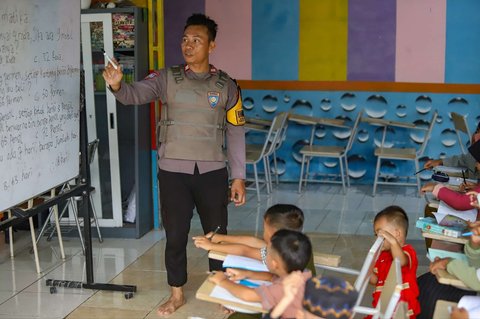 FOTO: Sosok Aiptu Agus Riyanto, Polisi Inspiratif Dirikan Sekolah Gratis untuk Anak-Anak Pemulung di Sudut Jakarta