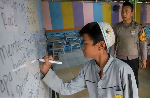 FOTO: Sosok Aiptu Agus Riyanto, Polisi Inspiratif Dirikan Sekolah Gratis untuk Anak-Anak Pemulung di Sudut Jakarta