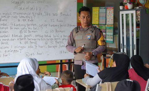 FOTO: Sosok Aiptu Agus Riyanto, Polisi Inspiratif Dirikan Sekolah Gratis untuk Anak-Anak Pemulung di Sudut Jakarta