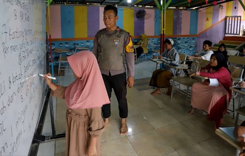 FOTO: Sosok Aiptu Agus Riyanto, Polisi Inspiratif Dirikan Sekolah Gratis untuk Anak-Anak Pemulung di Sudut Jakarta