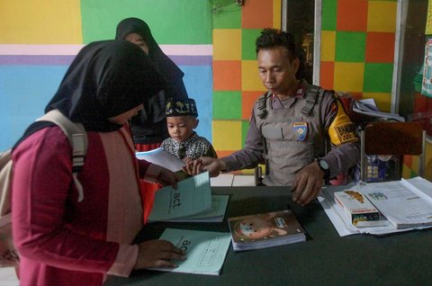 FOTO: Sosok Aiptu Agus Riyanto, Polisi Inspiratif Dirikan Sekolah Gratis untuk Anak-Anak Pemulung di Sudut Jakarta