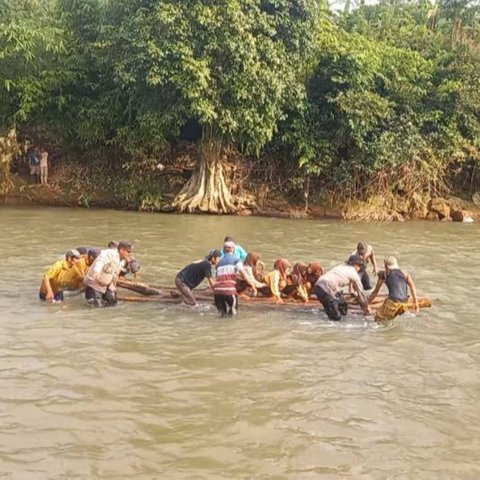 Perjuangan Pelajar di Jember, Naik Rakit Bambu Seberangi Sungai untuk Sekolah