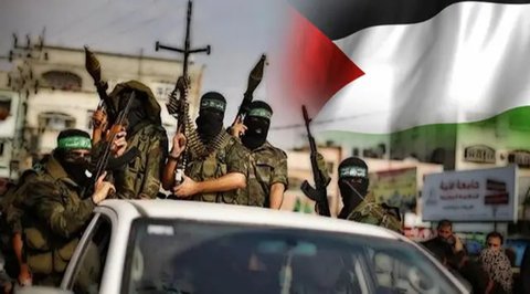 Orang-orang melewati tumpukan puing di samping bangunan yang hancur oleh serangan udara Israel, di Kota Gaza, Jumat (21/5/2021). Israel dan Hamas telah sepakat untuk gencatan senjata di Jalur