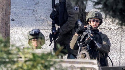 Pejabat tersebut mengatakan bahwa teks mengenai gencatan senjata dan pembebasan sandera disampaikan oleh Qatar kepada kedua belah pihak dalam pembicaraan di Doha. Pertemuan tersebut dihadiri oleh kepala badan mata-mata Israel, Mossad dan Shin Bet, serta perdana menteri Qatar.