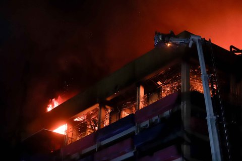 Petugas pemadam kebakaran menggunakan skylift saat berupaya menanggulangi kebakaran Glodok Plaza, Jakarta, Rabu (15/1/2025) malam.