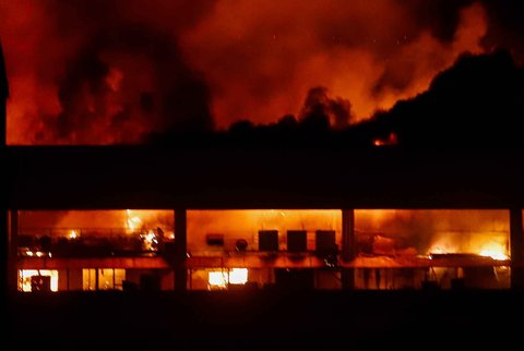 Api yang melahab beberapa lantai paling atas Glodok Plaza ini bersumber dari sebuah diskotek di lantai 7.