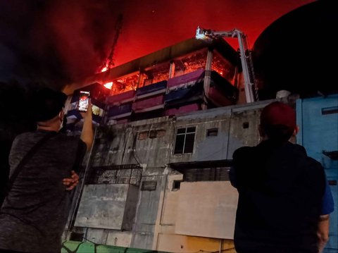 Dinas Penanggulangan Kebakaran dan Penyelamatan (Gulkarmat) Jakarta melaporkan bahwa mereka telah mengerahkan 45 unit pemadam kebakaran.