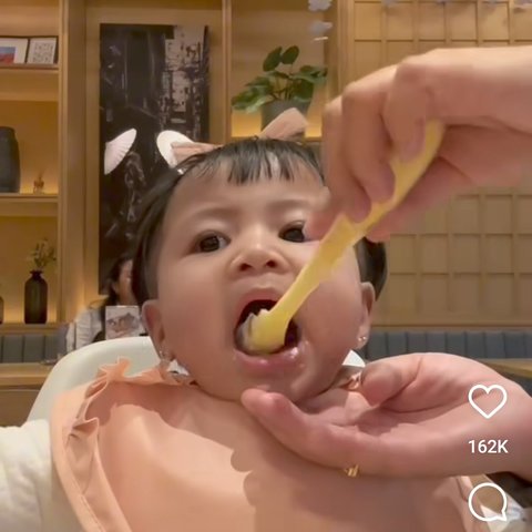 Potret Seru Mukbang ala Baby Lily Anak Raffi Ahmad & Nagita Slavina Makan Lahap Banget, Netizen Ngaku Ikut Kenyang