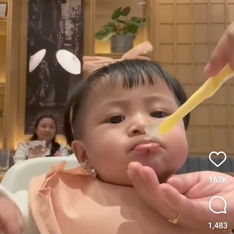 Potret Seru Mukbang ala Baby Lily Anak Raffi Ahmad & Nagita Slavina Makan Lahap Banget, Netizen Ngaku Ikut Kenyang