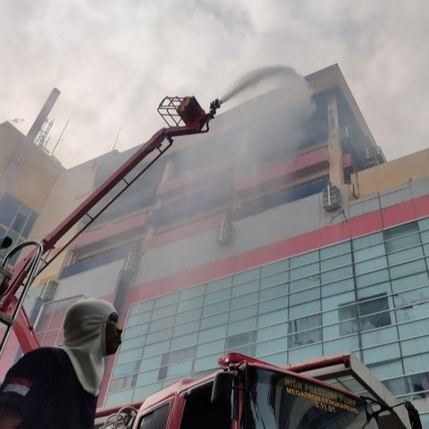 Dampak Kebakaran Glodok Plaza, Satu Sekolah Belajar di Rumah