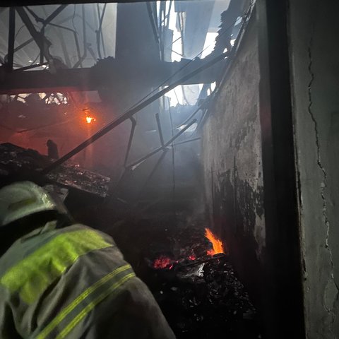 Penampakan Glodok Plaza Usai Kebakaran Hebat, Asap Putih Masih Mengepul