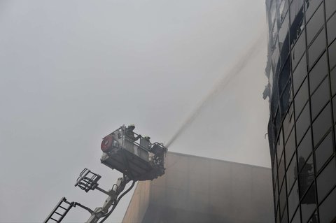 FOTO: Aksi Petugas Damkar Berjam-jam Berjibaku Atasi Kebakaran Dahsyat Glodok Plaza