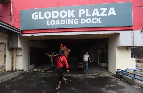 FOTO: Aksi Petugas Damkar Berjam-jam Berjibaku Atasi Kebakaran Dahsyat Glodok Plaza