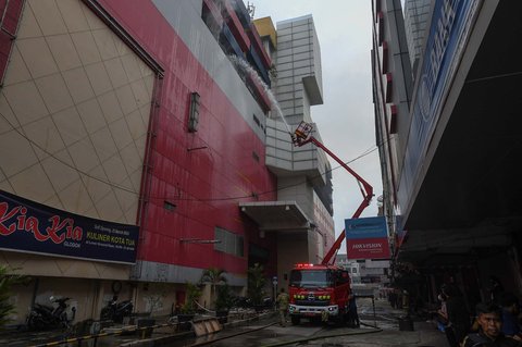 FOTO: Aksi Petugas Damkar Berjam-jam Berjibaku Atasi Kebakaran Dahsyat Glodok Plaza