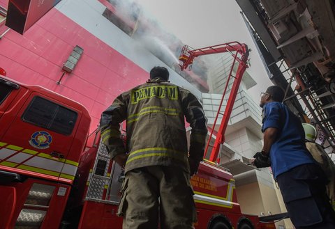 FOTO: Aksi Petugas Damkar Berjam-jam Berjibaku Atasi Kebakaran Dahsyat Glodok Plaza