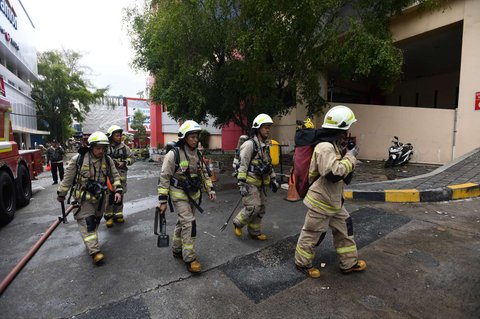 FOTO: Aksi Petugas Damkar Berjam-jam Berjibaku Atasi Kebakaran Dahsyat Glodok Plaza