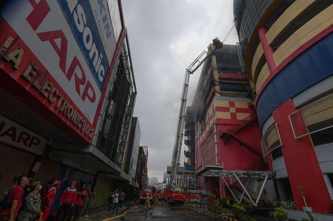 FOTO: Aksi Petugas Damkar Berjam-jam Berjibaku Atasi Kebakaran Dahsyat Glodok Plaza